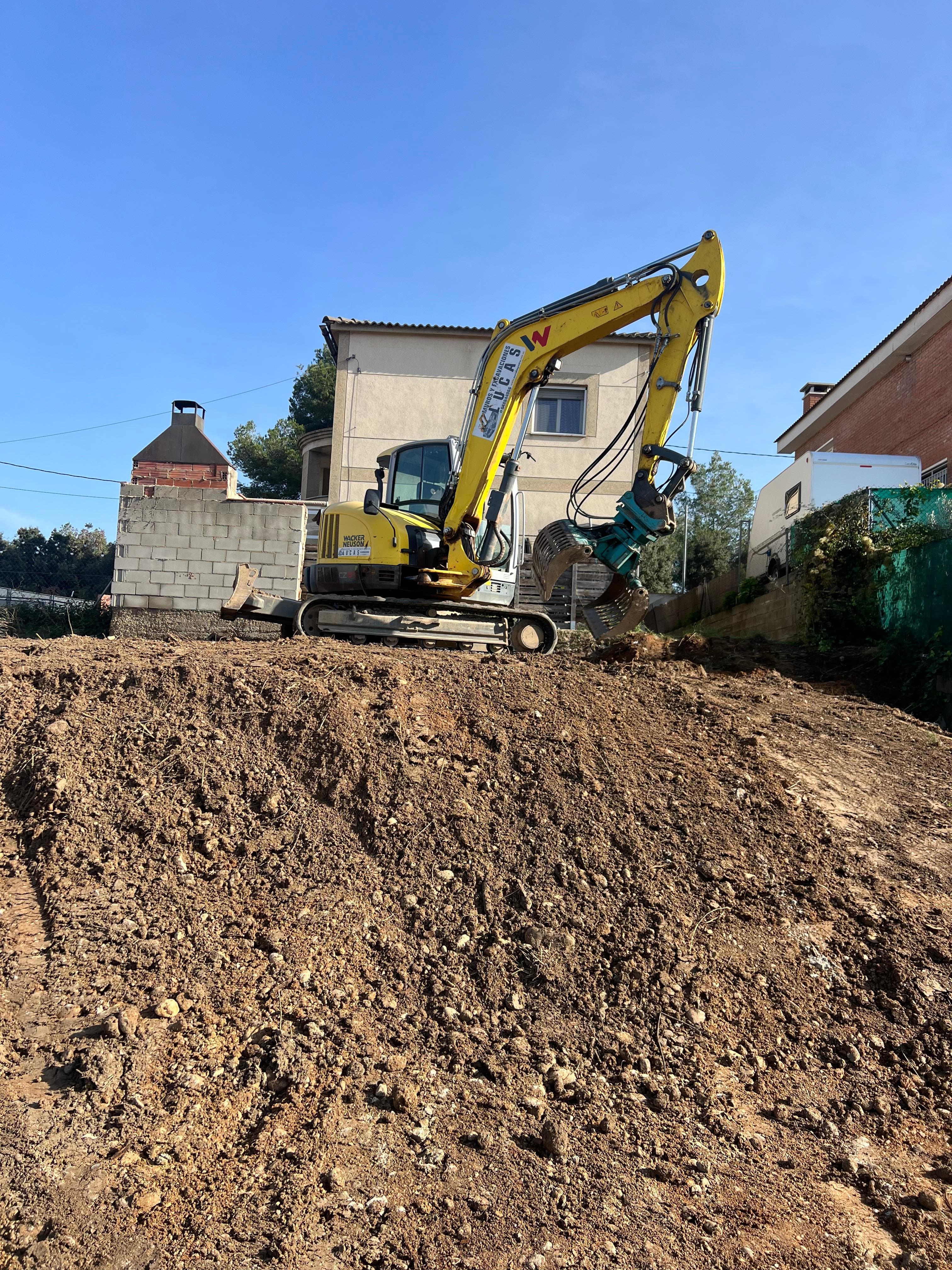 Reforma interior y exterior de una casa con vistas a Montserrat 25