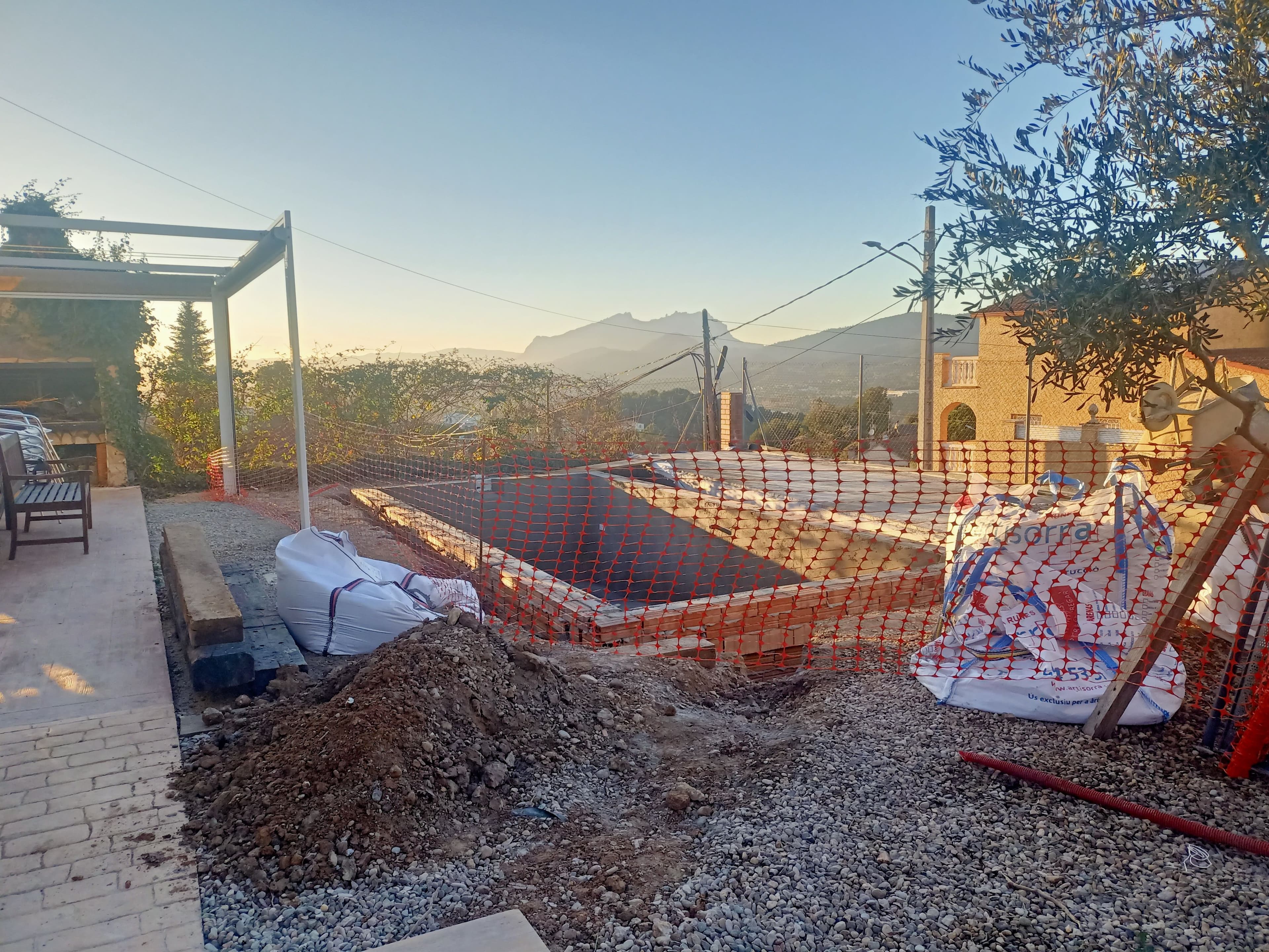 Reforma interior y exterior de una casa con vistas a Montserrat 14