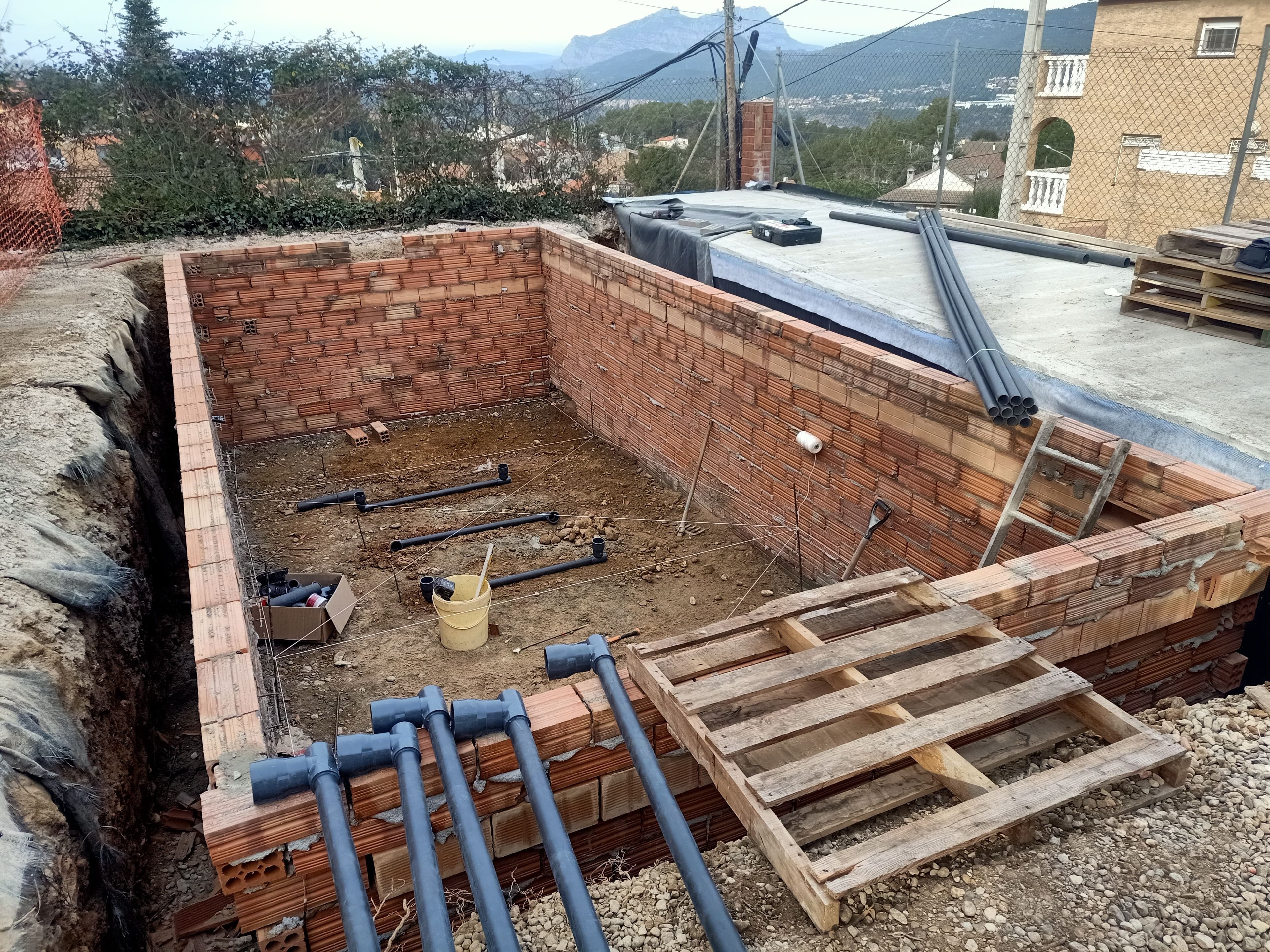 Reforma interior y exterior de una casa con vistas a Montserrat 9