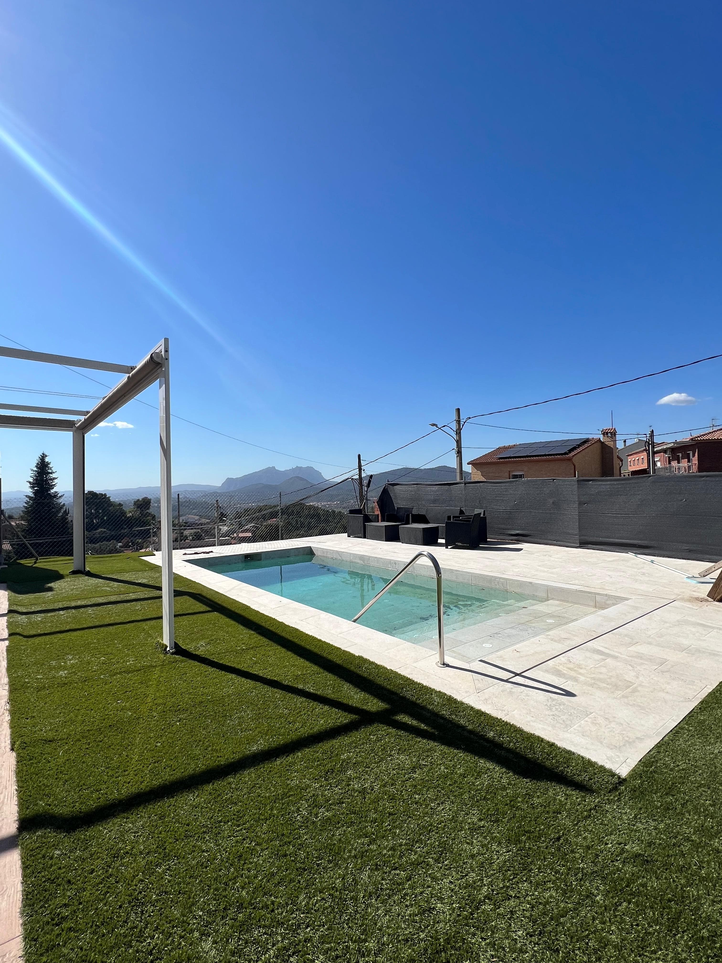 Reforma interior y exterior de una casa con vistas a Montserrat 26