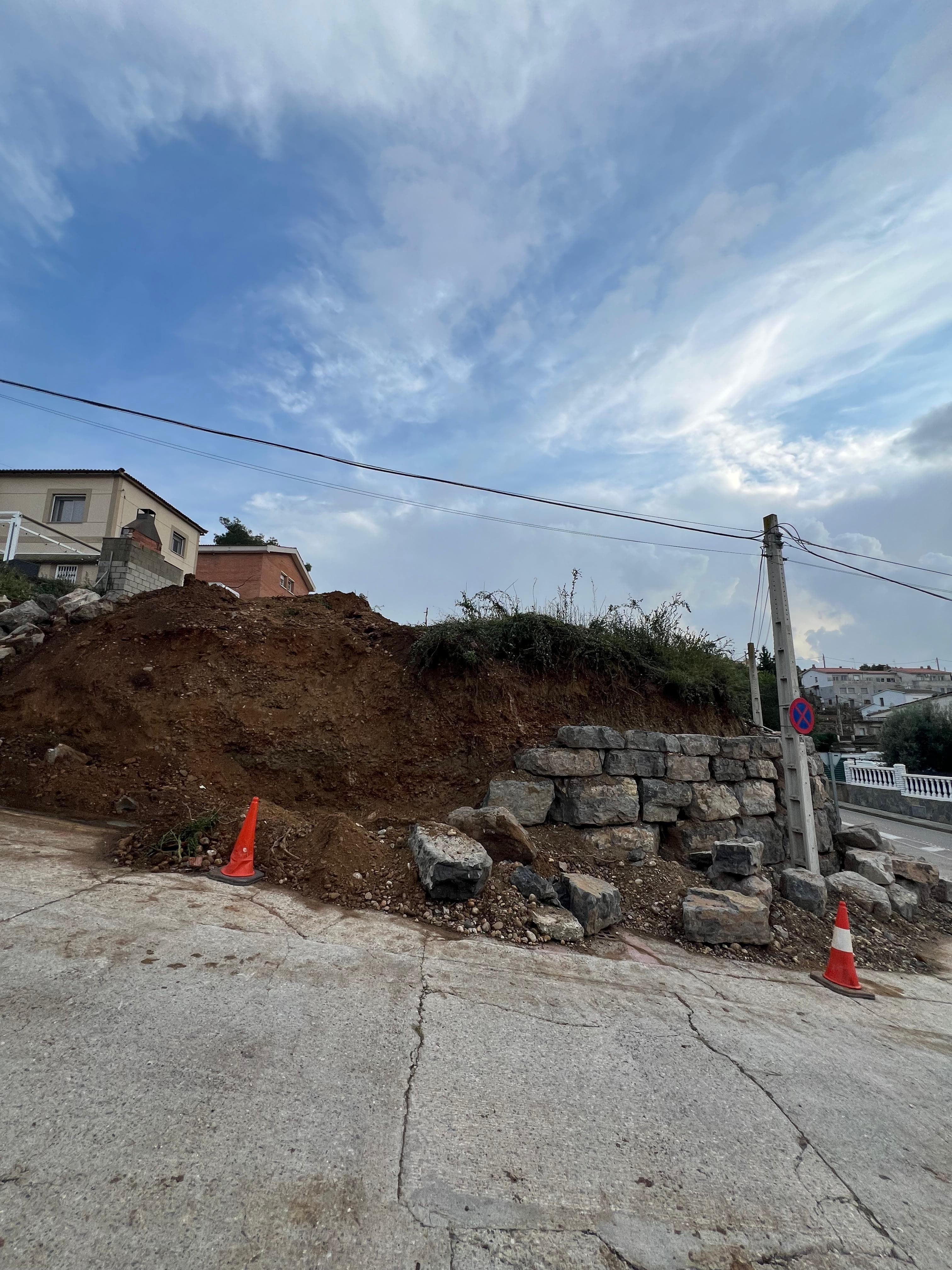 Reforma interior y exterior de una casa con vistas a Montserrat 23